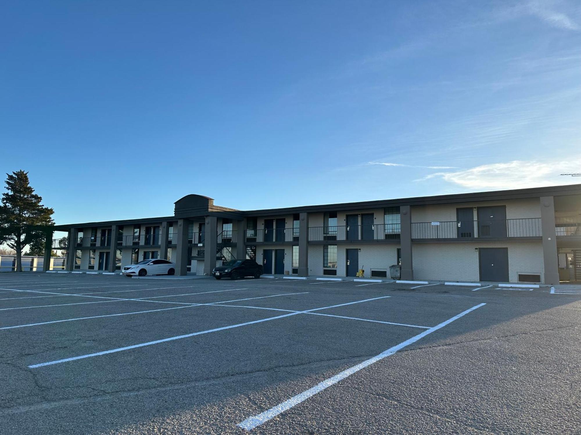 6 Chickasha, Ok Hotel 2*