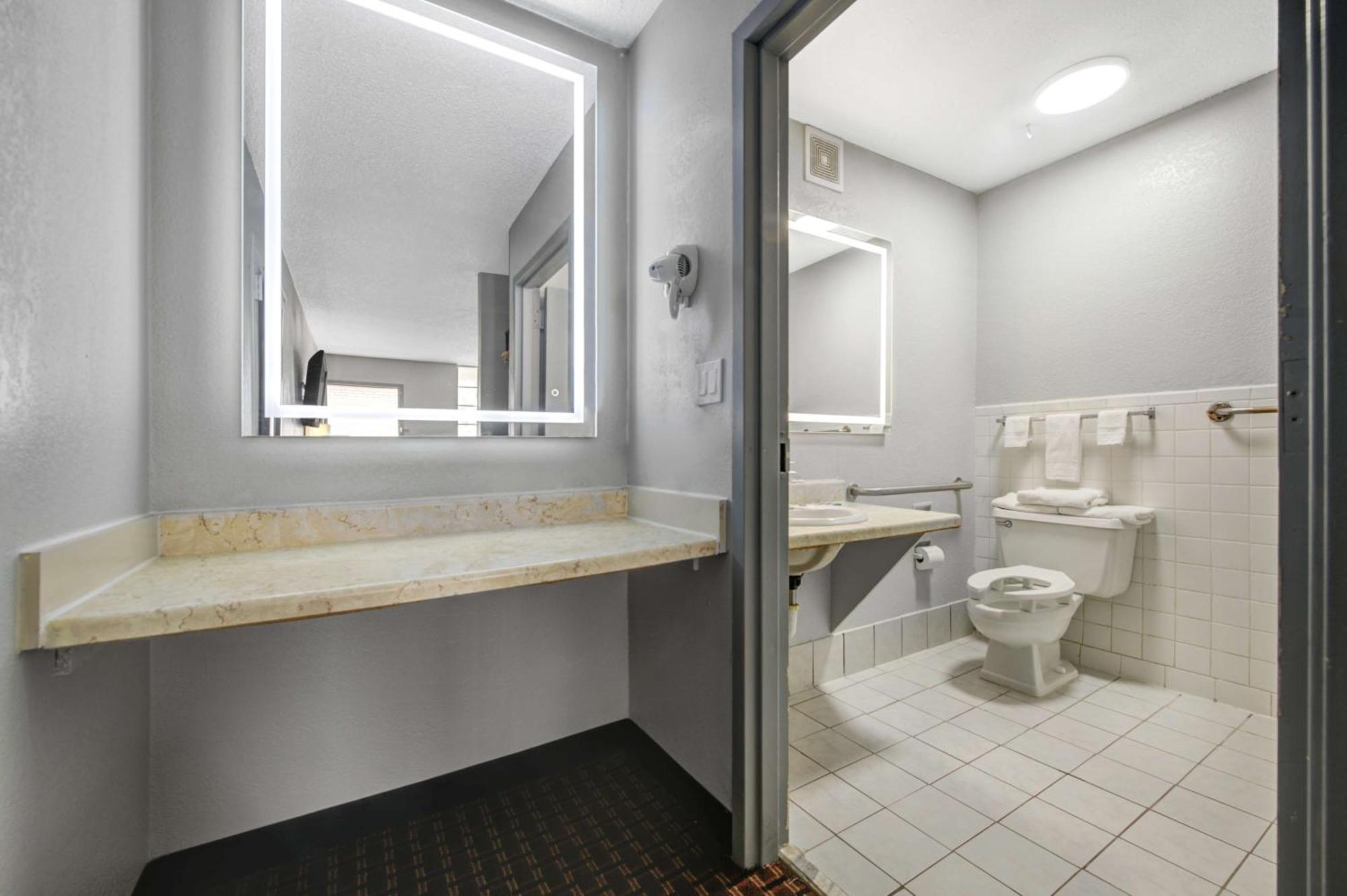 6 Chickasha, Ok Hotel 2*